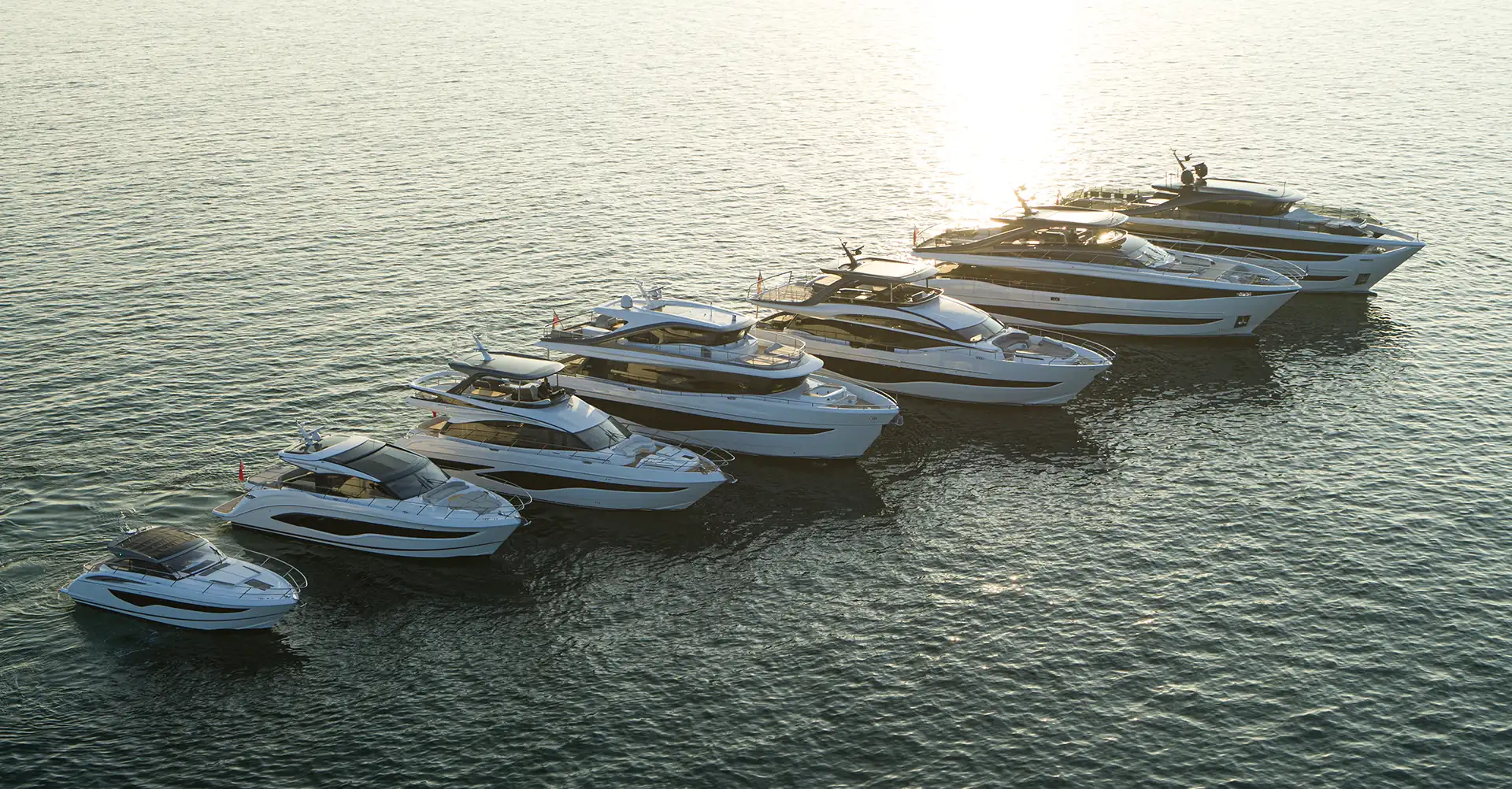 Die im Sortiment von Avcon Yacht erhältlichen Klassen der Princess Yachts, bei ruhigem Seegang und klaren Himmel. Als Ihr führender Anbieter für Luxusyachten Österreich bieten wir exklusive Qualität, die begeistert.
