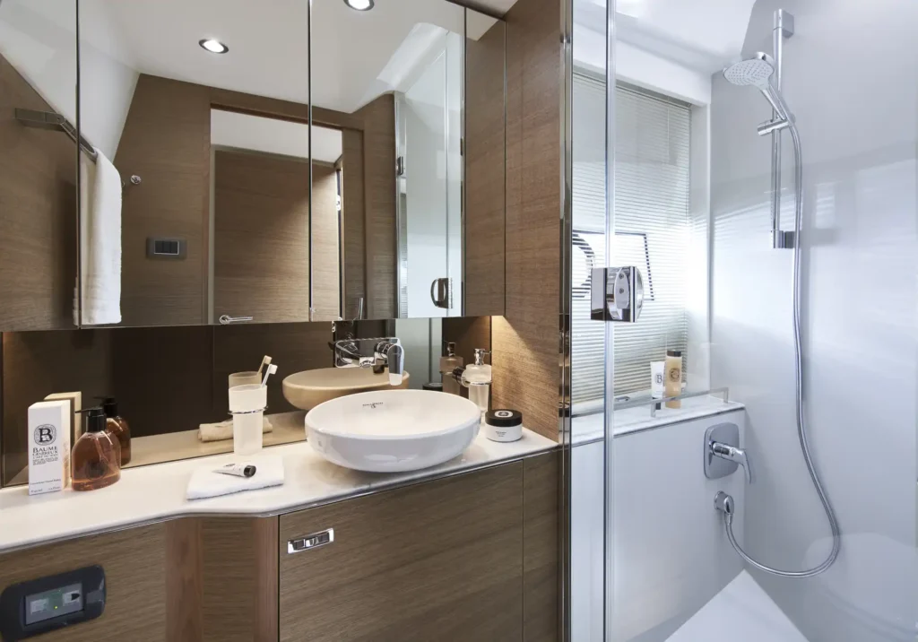 f45-interior-owners-bathroom-rovere-oak-satin