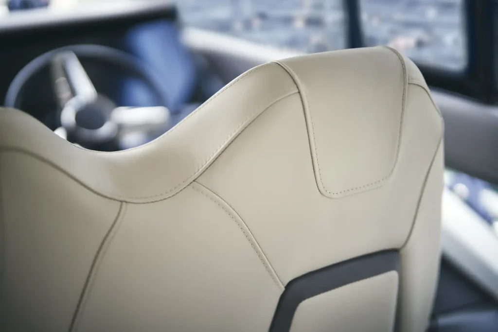 f50-interior-helm-detail-walnut-satin-2022