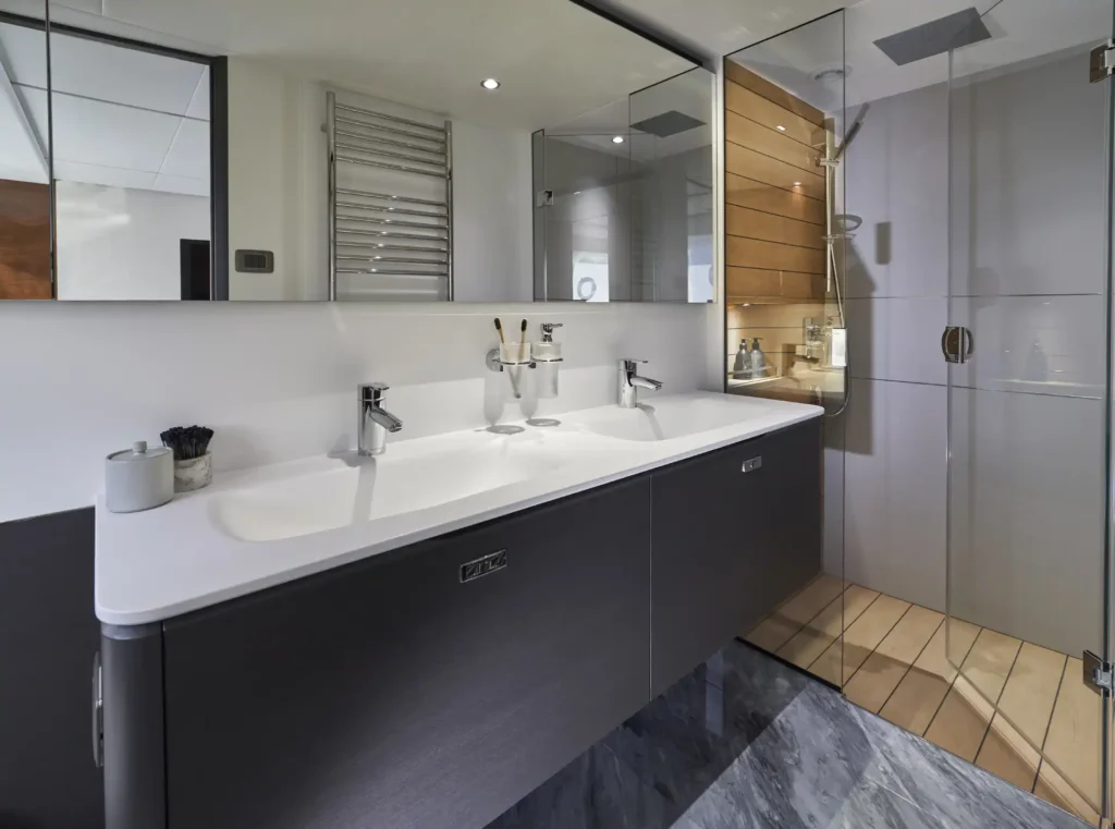 x80-interior-aft-stateroom-bathroom