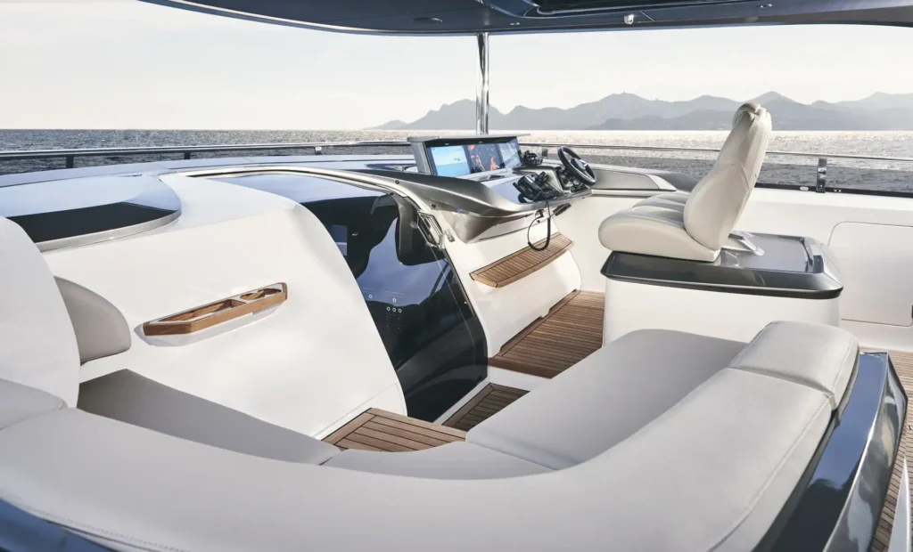 y95-flybridge-3-rt