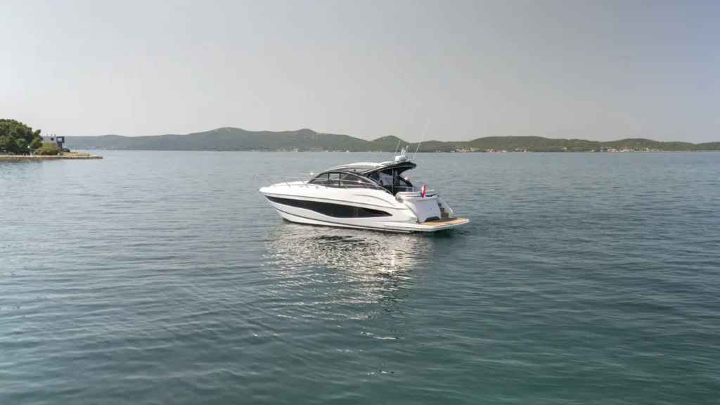 Heckansicht der Princess V50 – Decksalon Yacht auf ruhigem Wasser, mit eleganten Linien und modernem Design vom Heck aus gesehen.