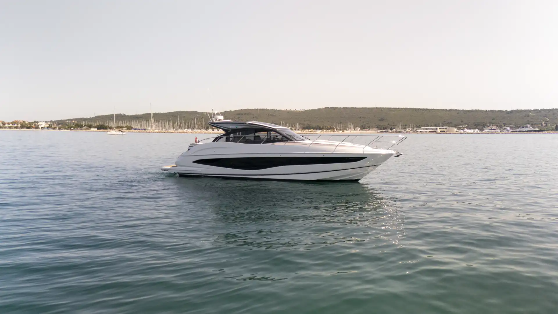 Princess V50 - Decksalon: Edelstahlspüle mit seitlichem Fenster und Regal