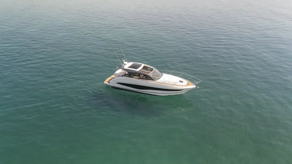 Luftaufnahme der Princess V50 – Decksalon mit Fokus auf das elegante Deckdesign und die harmonische Linienführung.