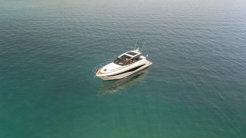 Schräge Luftaufnahme der Princess V50 – Decksalon auf offenem Wasser mit sichtbarer Flybridge und eleganter Linienführung.