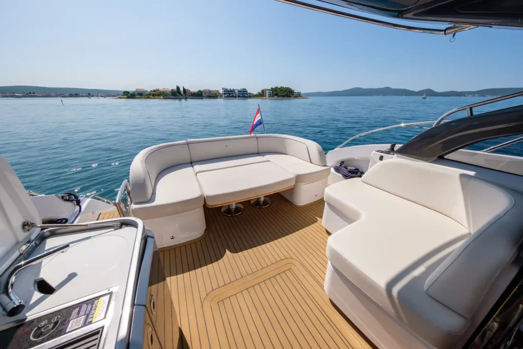 Weitwinkelaufnahme der Außenlounge auf dem Achterdeck der Princess V50 – Decksalon mit Liegeflächen und Sitzmöglichkeiten rund um einen Tisch.