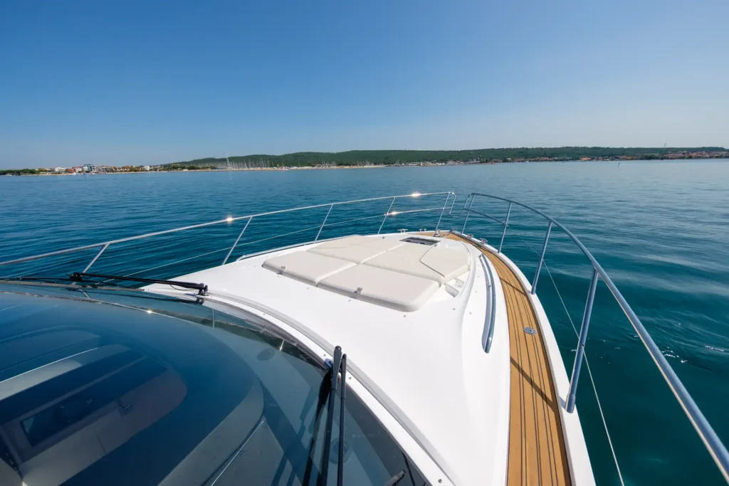 Bugansicht der Princess V50 – Decksalon mit weichen Sonnenliegen und Blick auf den weiten Horizont.