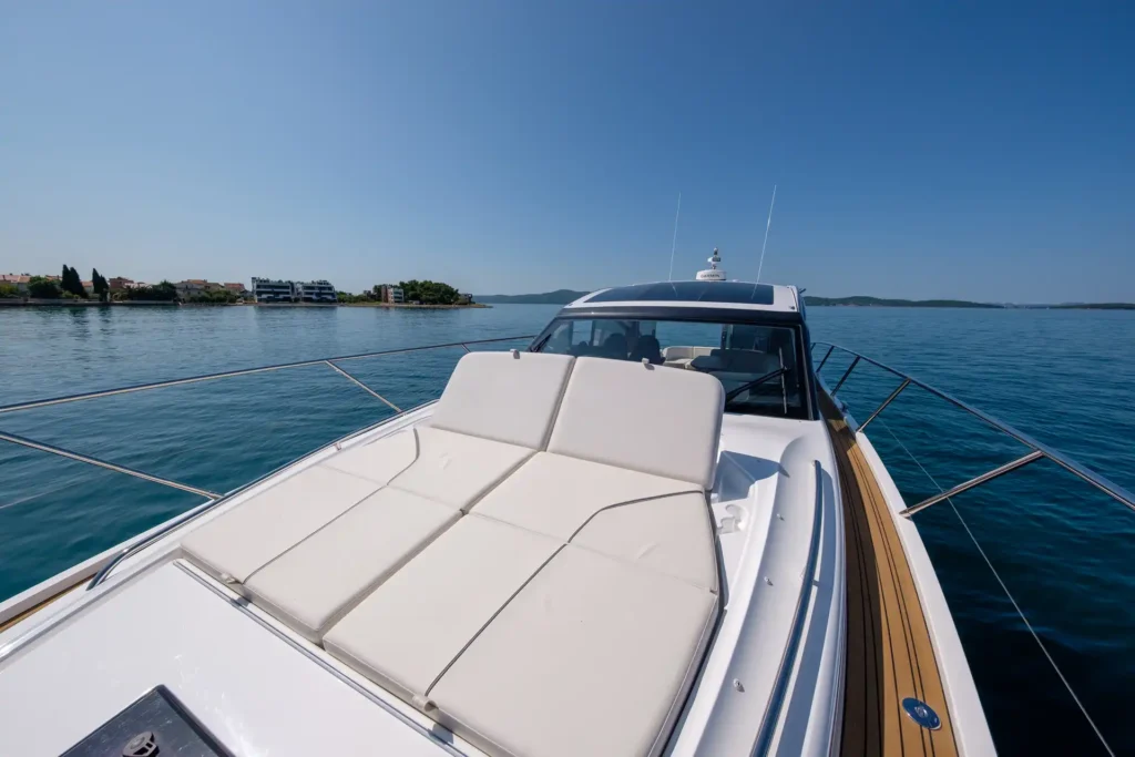 Nahaufnahme der gepolsterten Sonnenliegefläche auf dem Vordeck der Princess V50 – Decksalon mit freier Sicht aufs Meer.