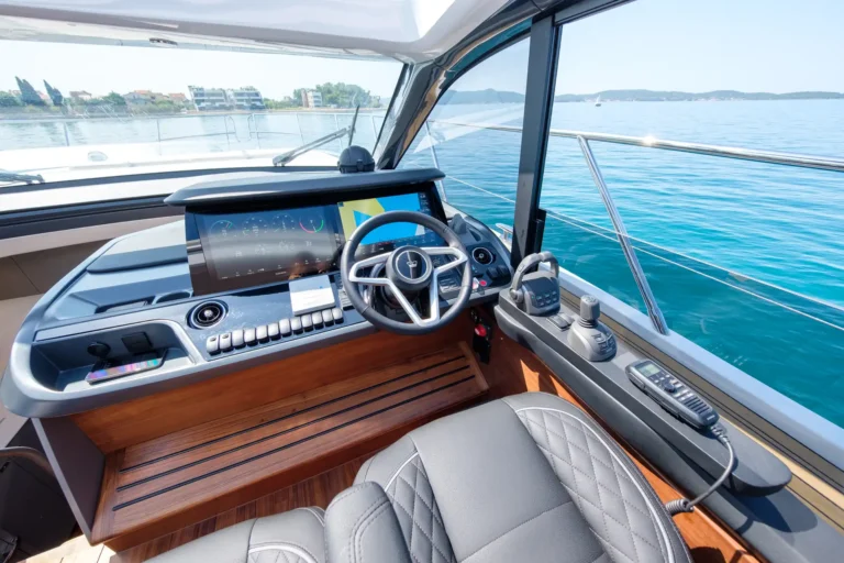 Princess V50 - Decksalon: Kombiinverter/Charger von Mastervolt