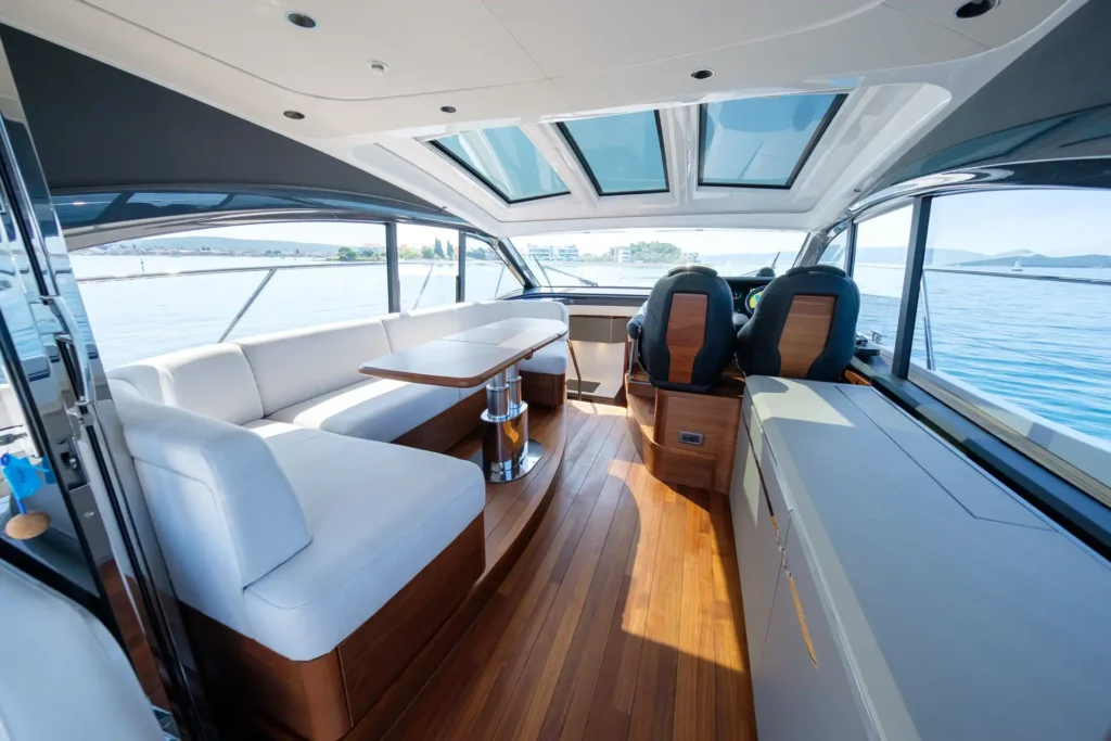 Princess V50 - Decksalon Innenbereich mit Esstisch und Steuerstand