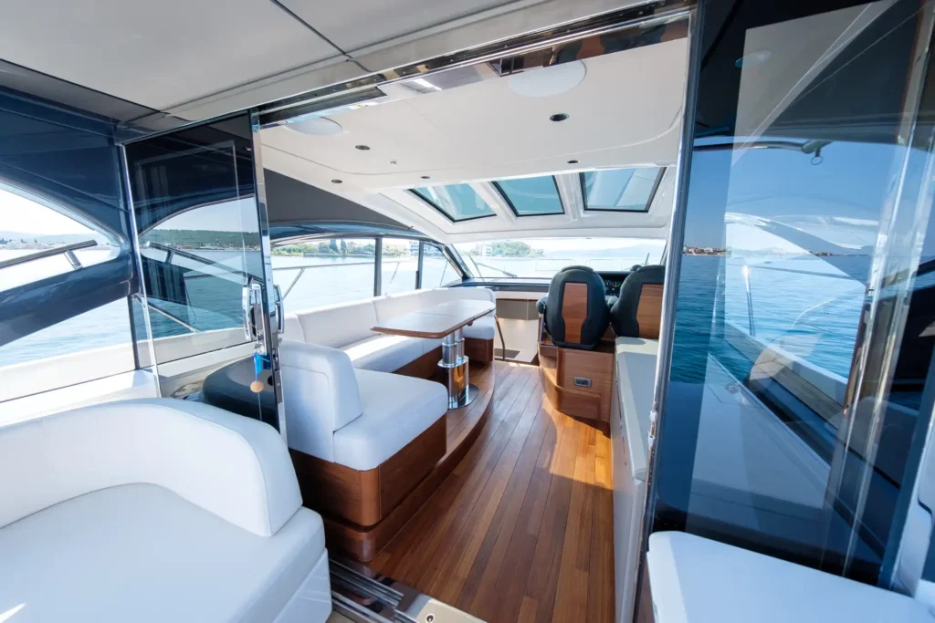 Princess V50 - Decksalon mit Panorama-Schiebetüren und Sitzbereich