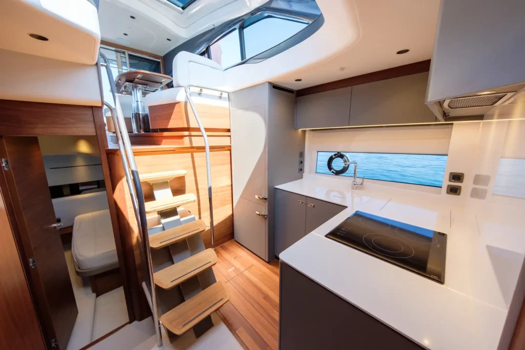 Princess V50 - Treppe zum Unterdeck und moderne Pantry