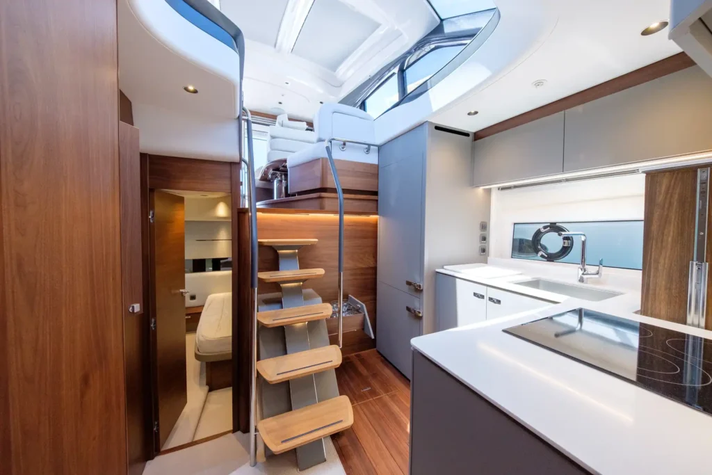 Princess V50 - Decksalon: Pantrybereich mit Tageslichtfenster