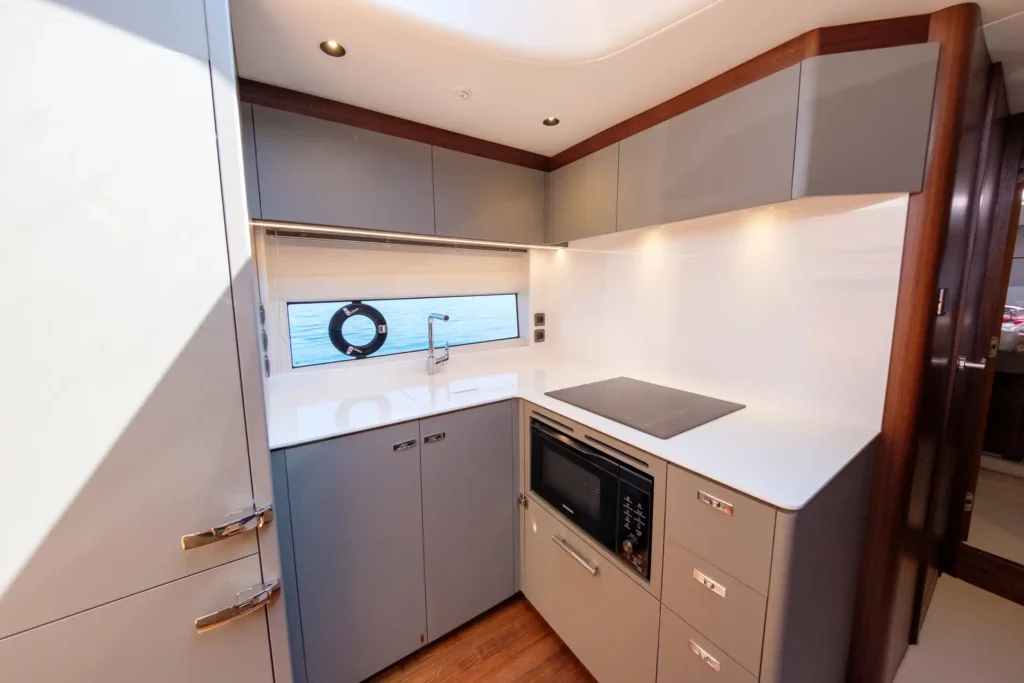Princess V50 - Decksalon: Küche mit Kochfeld und viel Stauraum