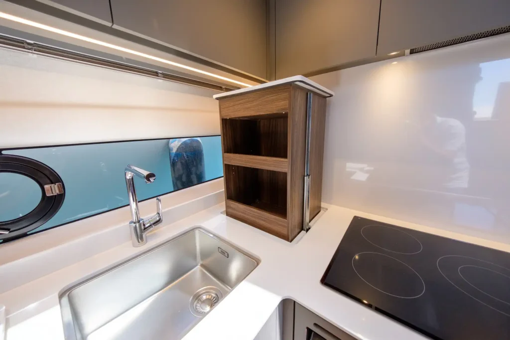 Princess V50 - Decksalon: Detaillierter Blick auf Spüle und Fenster