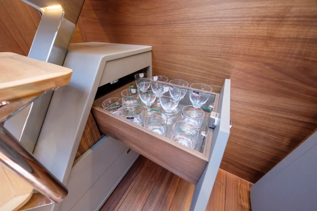 Princess V50 - Decksalon: Gläserschublade mit hochwertigen Gläsern