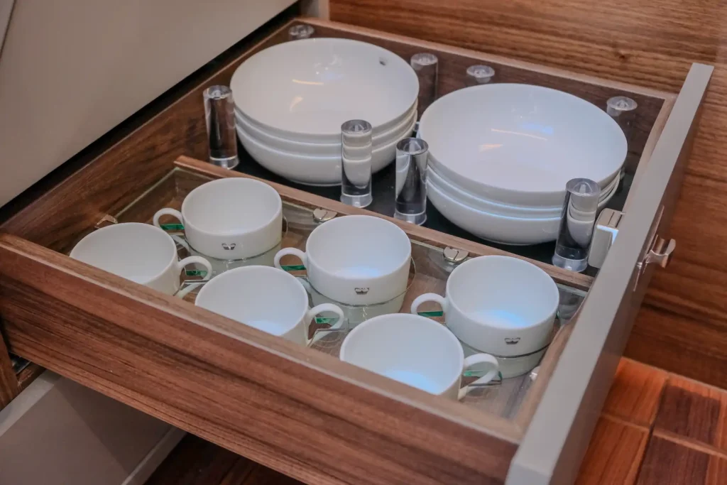 Princess V50 - Decksalon: Geschirr- und Tassenschublade mit Logo