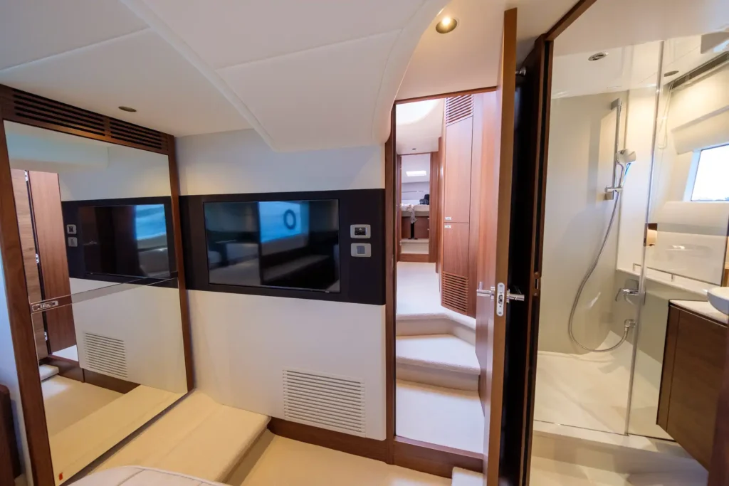 Princess V50 - Decksalon: TV und Spiegel in der Owner-Kabine