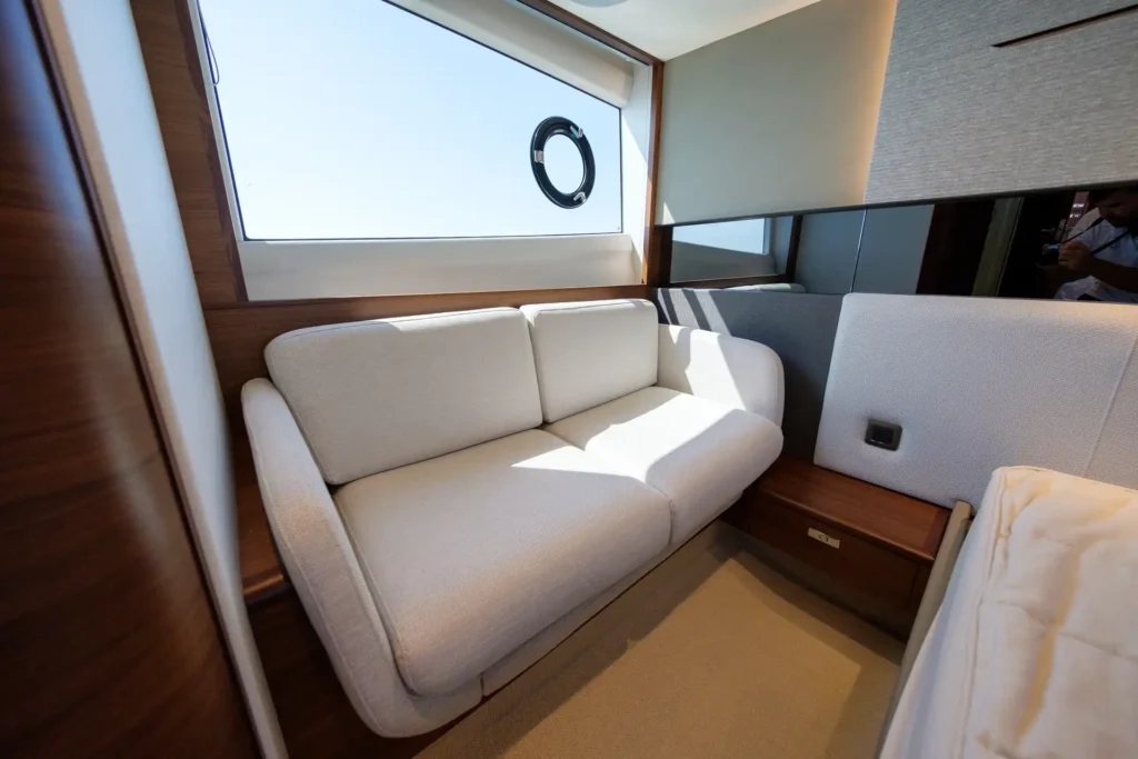 Princess V50 - Decksalon: Sofa in der Kabine mit Fenster