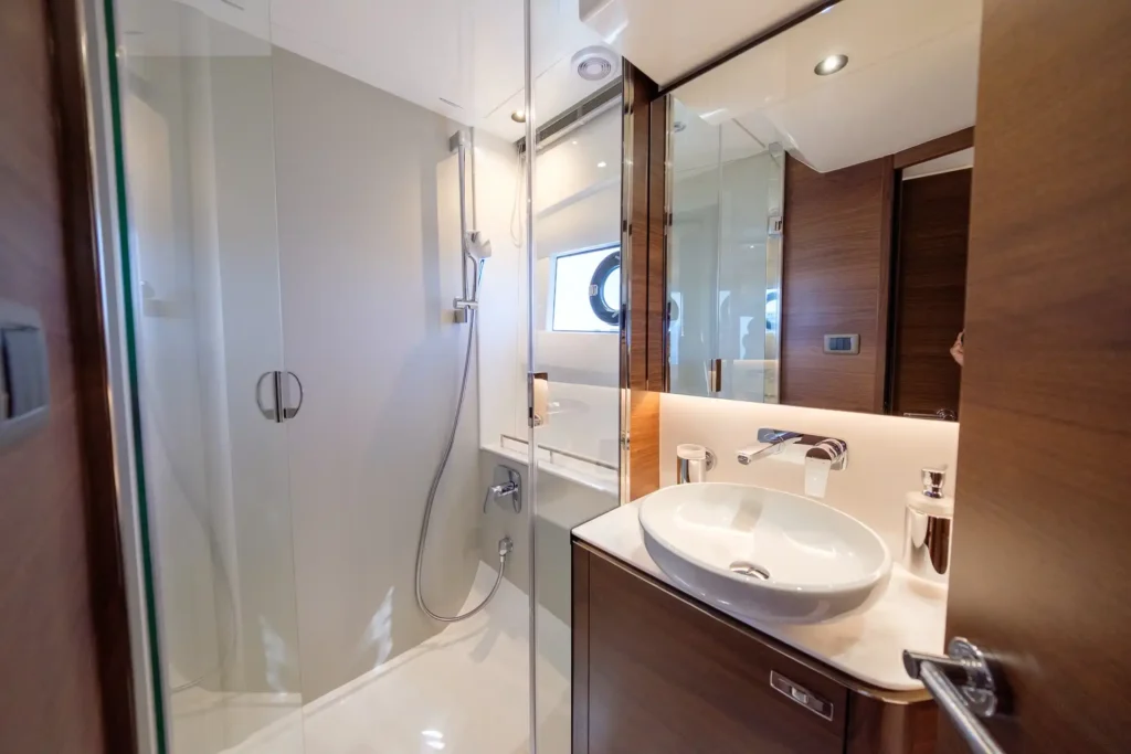 Princess V50 - Decksalon: Badezimmer mit Glastür und Dusche