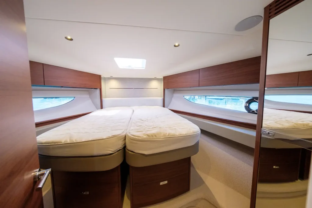 Princess V50 - Decksalon: Bugkabine mit zwei Betten und Seitenfenstern