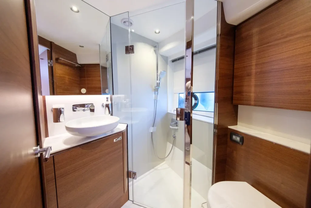 Princess V50 - Decksalon: Gästebad mit Glasdusche und WC