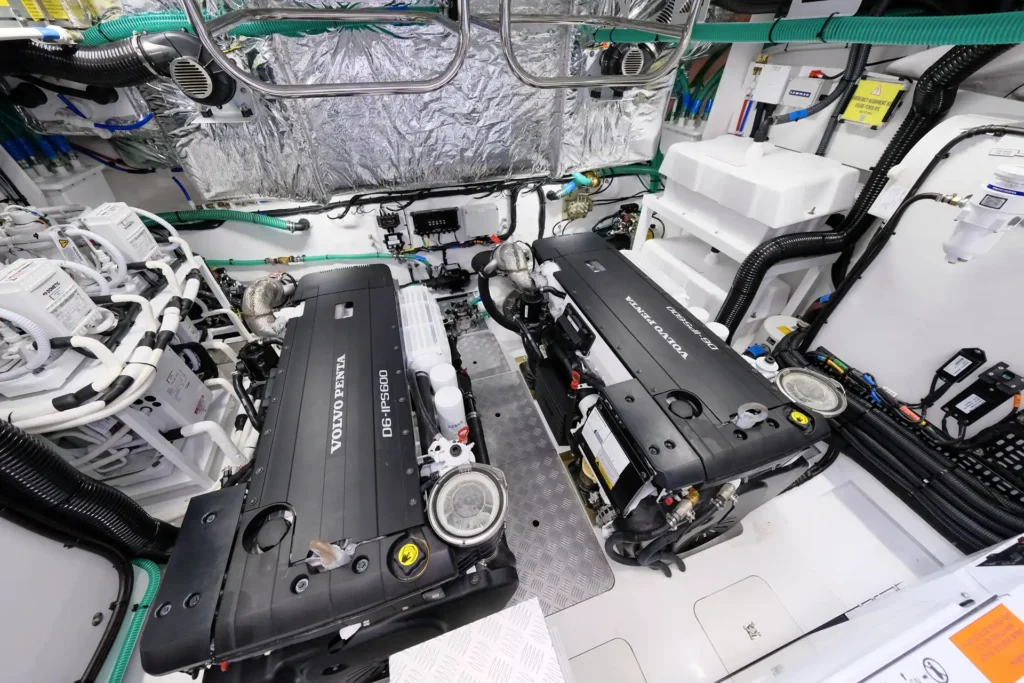 Princess V50 - Decksalon: Zwei Volvo Penta Motoren im Maschinenraum
