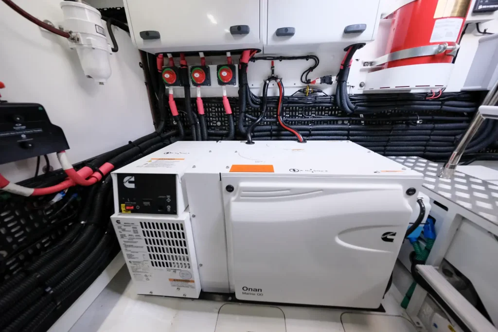 Princess V50 - Decksalon: Onan Marine Generator mit Anschlussfeld