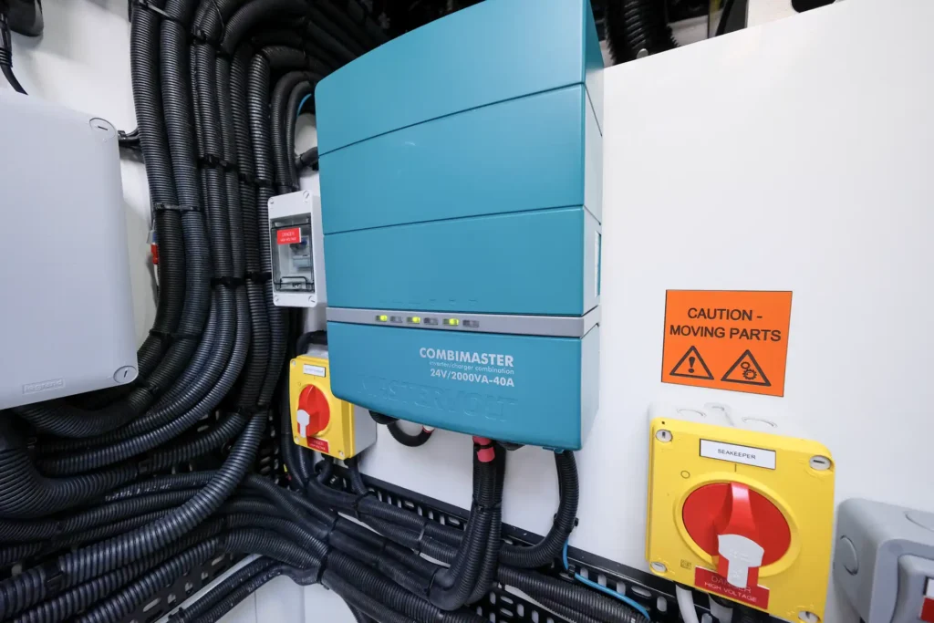 Princess V50 - Decksalon: Technikbereich mit CombiMaster Ladegerät