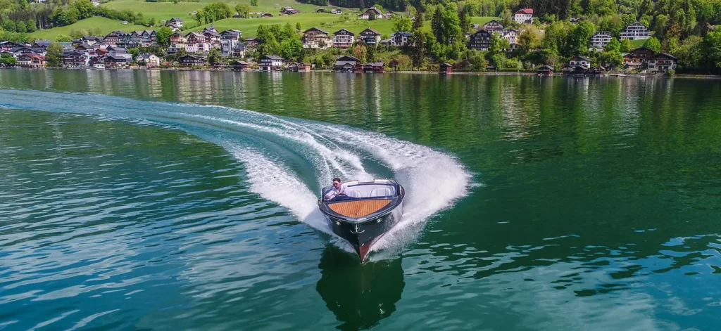 Eine Marian Laguna 760 am Wolfgangsee mit der idylischen Landschaft im Hintergrund