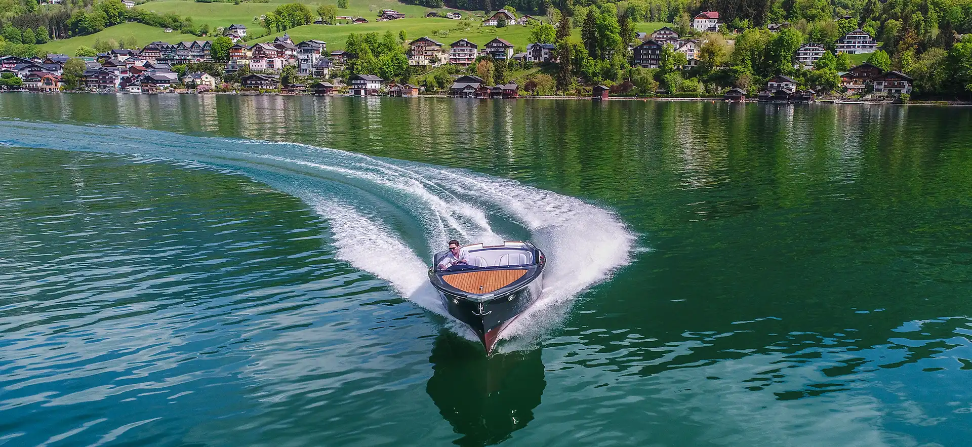 Eine Marian Laguna 760 am Wolfgangsee mit der idylischen Landschaft im Hintergrund