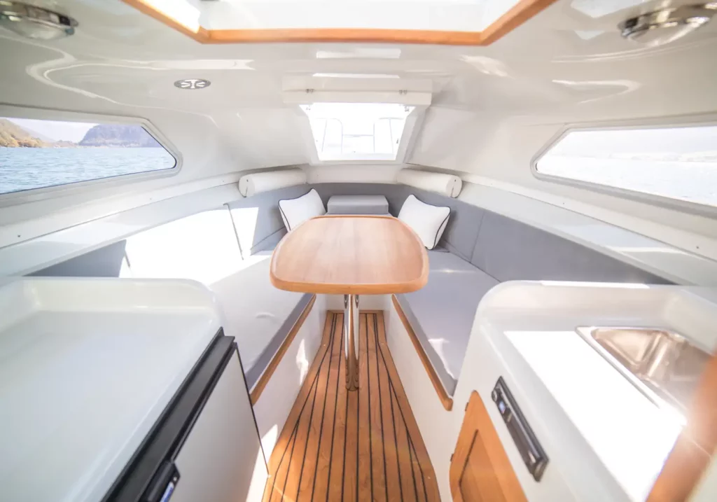 Marian Capriole 700 Unterdeck Sitzbänke und Kombüse