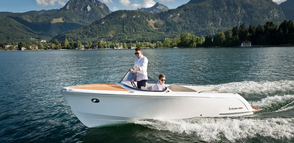 Marian Eclipse 580 Seitenansicht mit den Bergen des Wolfgangsee im Hintergrund