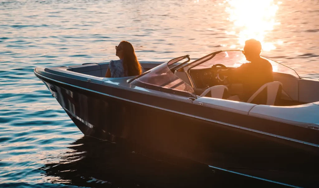 Marian M 800 Spyder bei Sonneuntergang die letzen Strahlen am Deck genießen