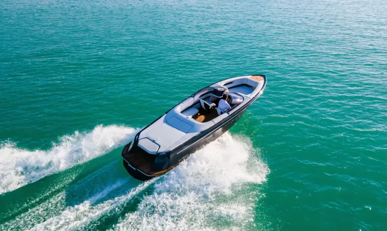 Marian M 800 Spyder Steuerbord bei Fahrt am Wörthersee