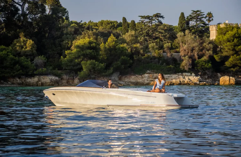 Marian M 800 bei Sonnenuntergang die letzen Sonnenstrahlen am Deck genießen