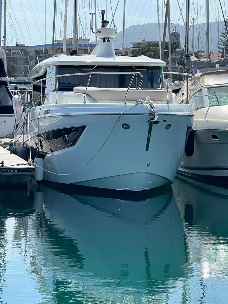 Frontansicht einer in einem Yachthafen vertäuten Cranchi T36 Yacht, die das elegante Design des Bootes und nautisches Equipment unter einem klaren Himmel zeigt.