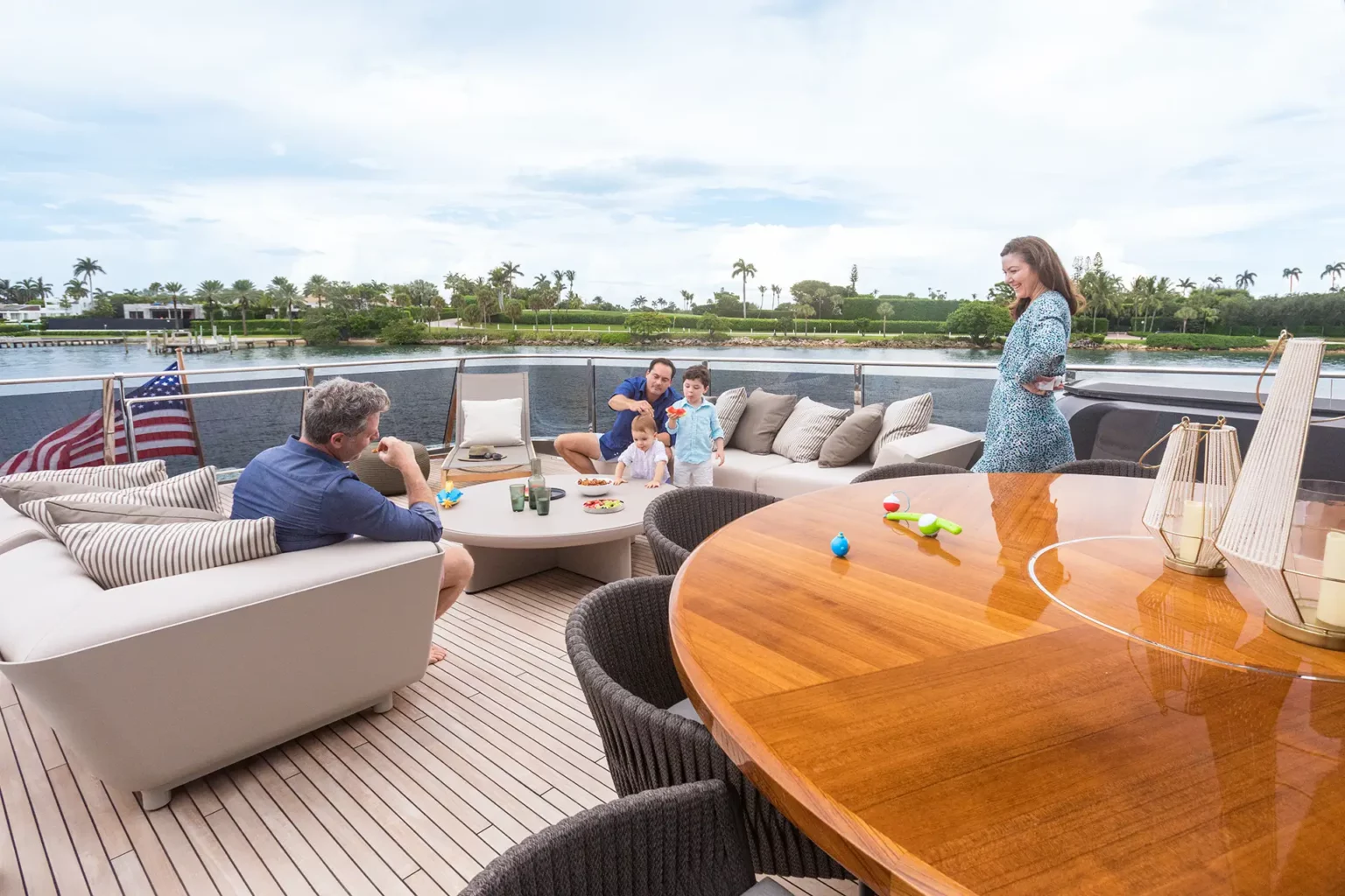 Charter: Familie auf den Middeck ihrer Yacht