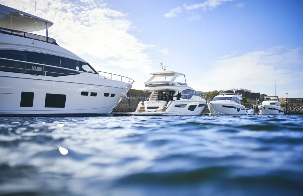 Motoryacht-Kauf: Vier Yachten in einem Marina