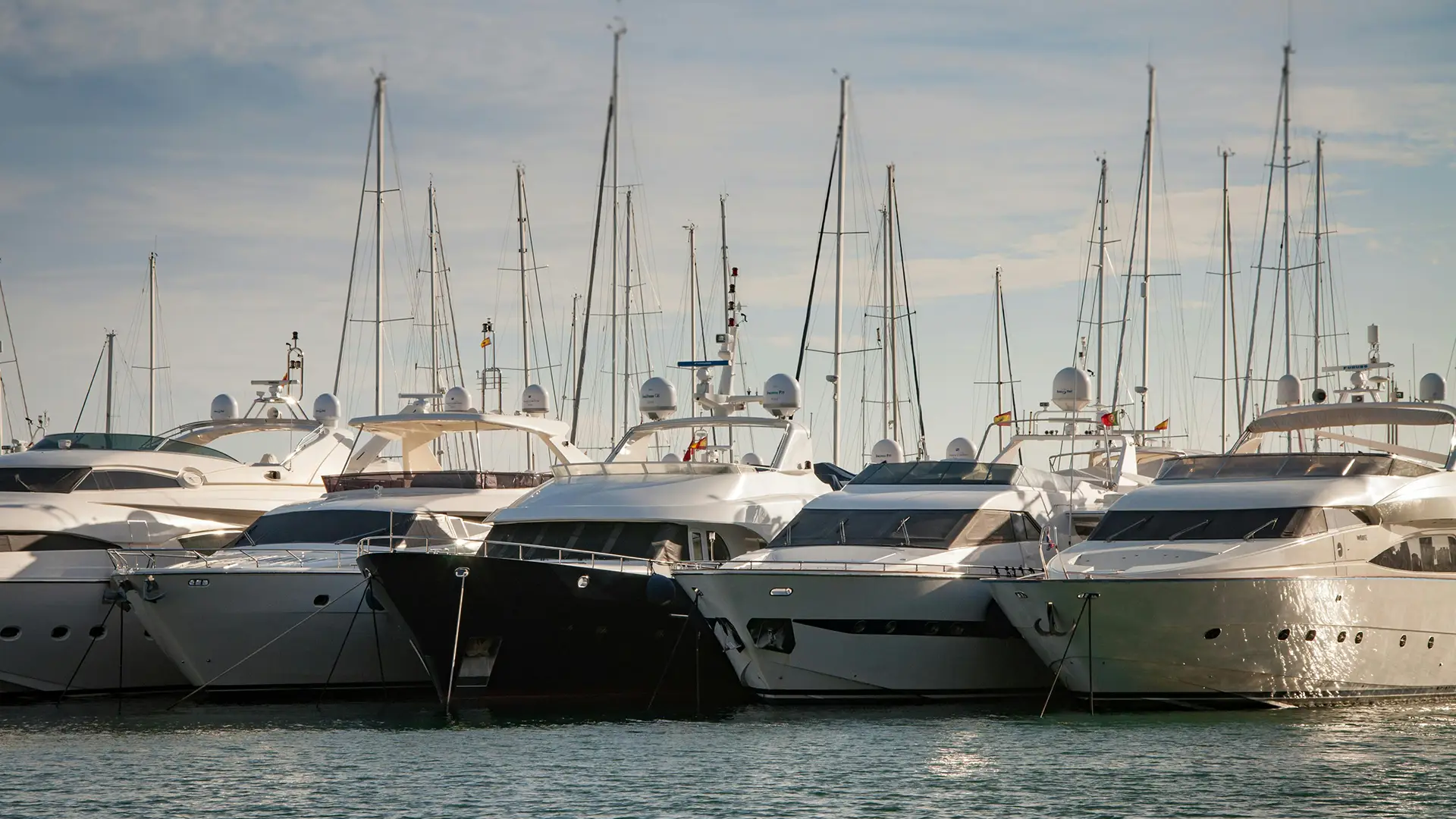 Yachthafen mit liegenden Luxuyachten. Suchen Sie den Kontakt zu Avcon Yacht auf.