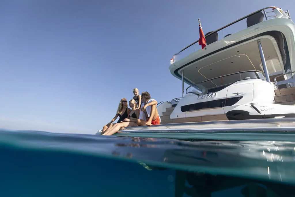 Familie auf der Schwimmplattform einer Princess Y80