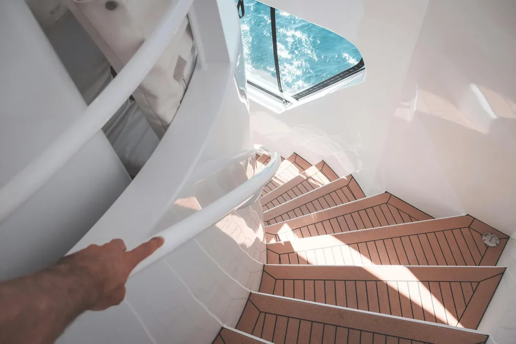 Die außen Treppe einer Yacht vom Topdeck zum Mittdeck