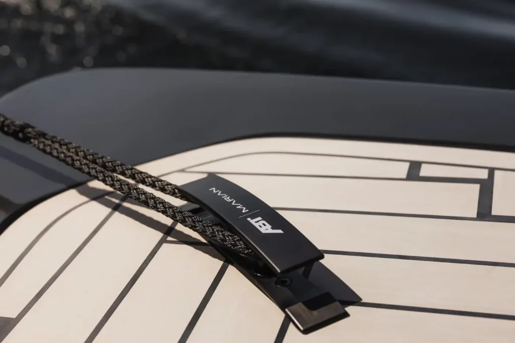 Nahaufnahme des schwarzen Festmachers mit der Aufschrift "Marian" und "ABT" an Bord einer ABT Marian M 800-R, platziert auf einem gezeichneten Deckmuster aus Holzimitat.