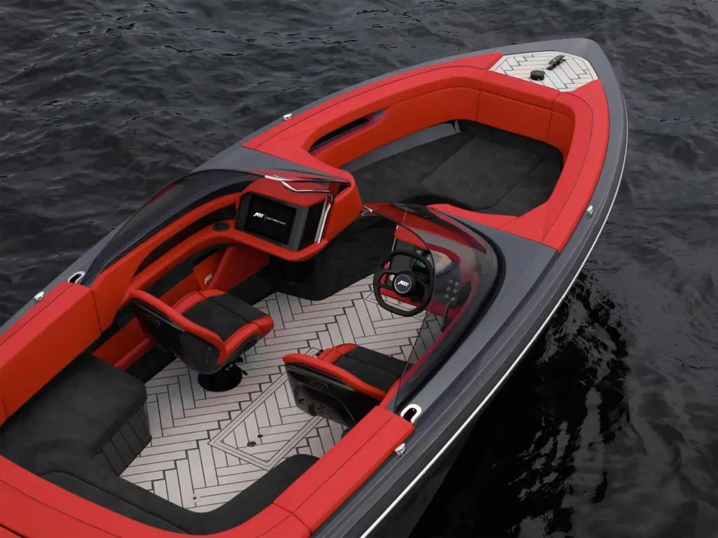 Vogelperspektive der ABT Marian M 800-R, die rote Polsterung und elegantes schwarz-weißes Deckmuster zeigt. Das Cockpit ist ausgestattet mit modernen Instrumenten und einem luxuriösen Steuer, das das hohe Maß an Handwerkskunst und Design hervorhebt.