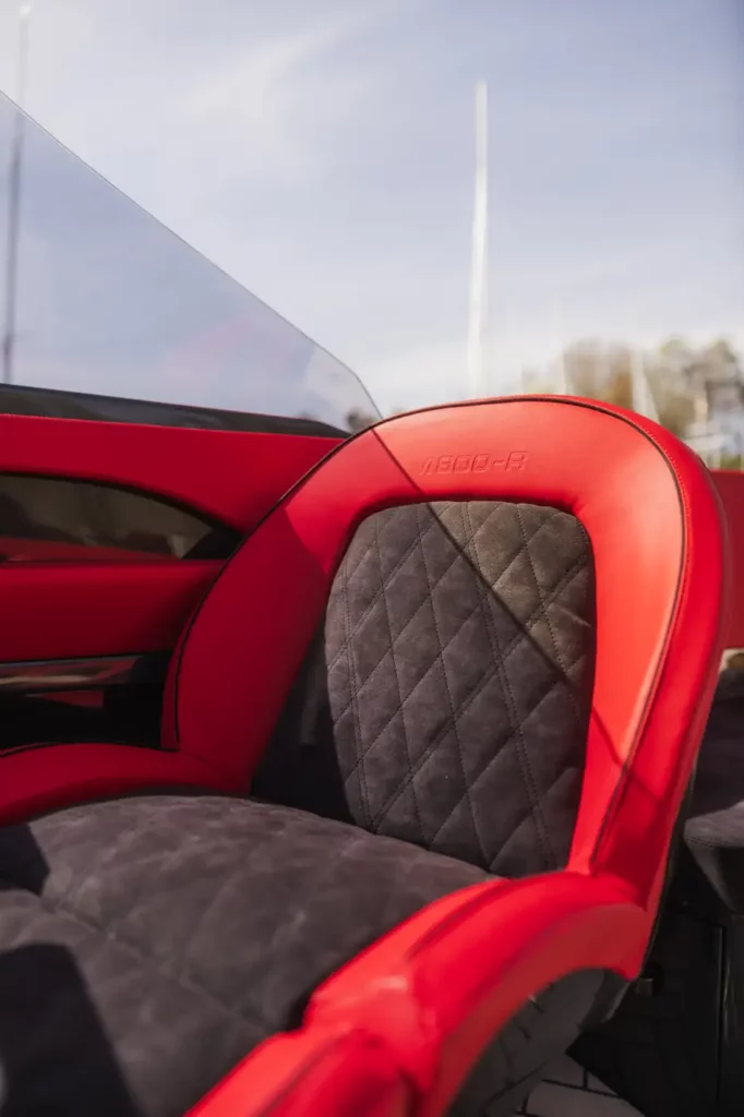 Seitenansicht eines roten Bootssitzes der ABT Marian M 800-R, betont durch seine strukturierte Lederoberfläche und die elegant imprägnierter M800-R Beschriftung.