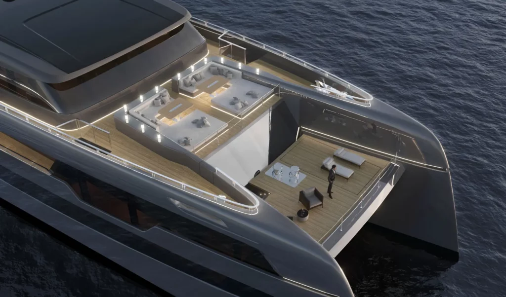 Ein detaillierter Blick auf das Hauptdeck der Sunreef 49M, der mehrere Sitzbereiche und Außenbereiche zeigt, die sich ideal zum Entspannen und Unterhalten eignen. Das Design der Yacht betont Komfort und Opulenz.