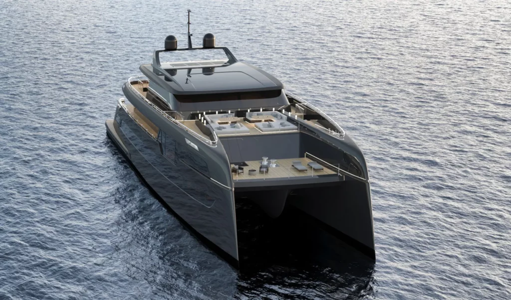 Eine luxuriöse Katamaran-Yacht, die Sunreef 49M, aus der Vogelperspektive, die ihr elegantes, modernes Design und die großzügigen Deckflächen zeigt. Das Schiff gleitet ruhig über das stille Wasser und strahlt dabei Erhabenheit und Eleganz aus.