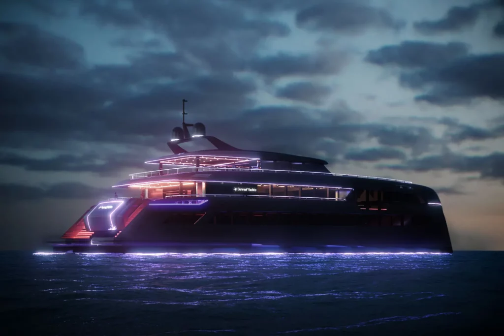 Die Sunreef 49M Yacht ist gegen den Abendhimmel beleuchtet, wobei die leuchtenden Lichter ihr elegantes, futuristisches Design hervorheben. Die Pracht des Schiffes wird durch den Kontrast von Licht und dunklem Wasser unterstrichen.