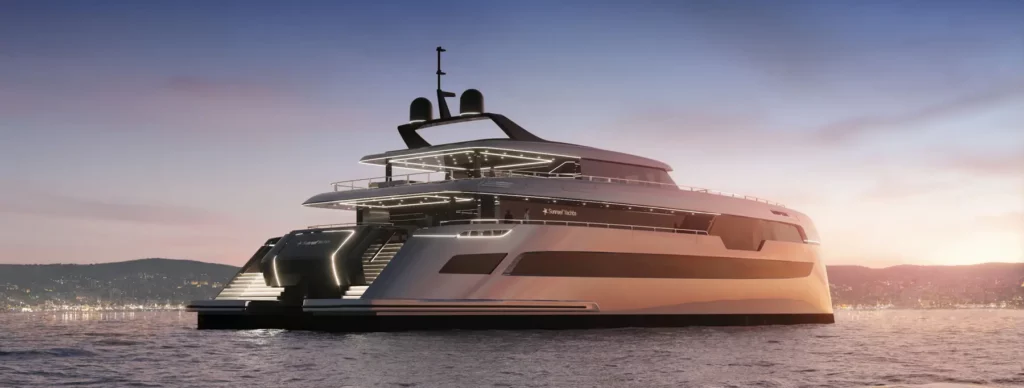 Ein seitliches Profil der Sunreef 49M Yacht in der Dämmerung, mit der Stadtsilhouette im Hintergrund. Das Bild erfasst die schlanken Linien und das anspruchsvolle Design des Schiffes, das vor einem wunderschönen Sonnenuntergang in Szene gesetzt wird.