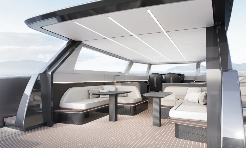 Der halb-offene Salon der Sunreef 55 Ultima zeigt eine elegante Sitzgruppe mit bequemen Sofas und einem minimalistischen, stilvollen Tisch auf dem Hauptdeck.